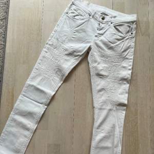 Säljer dessa as fräcka dondup jeans i nyskick! Storlek: 31! Modellen heter George & jeansen är köpta på United Fashion! Nypris: 4200kr