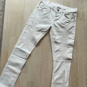 Dondup jeans - Säljer dessa as fräcka dondup jeans i nyskick! Storlek: 31! Modellen heter George & jeansen är köpta på United Fashion! Nypris: 4200kr