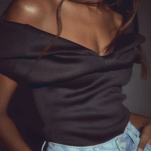 Body med roset - Säljer denna super söta bodyn med en roset upptill. Jätte snygg fest topp. Aldrig använd!! (Säljer då den inte passar) skriv för egna bilder eller frågor