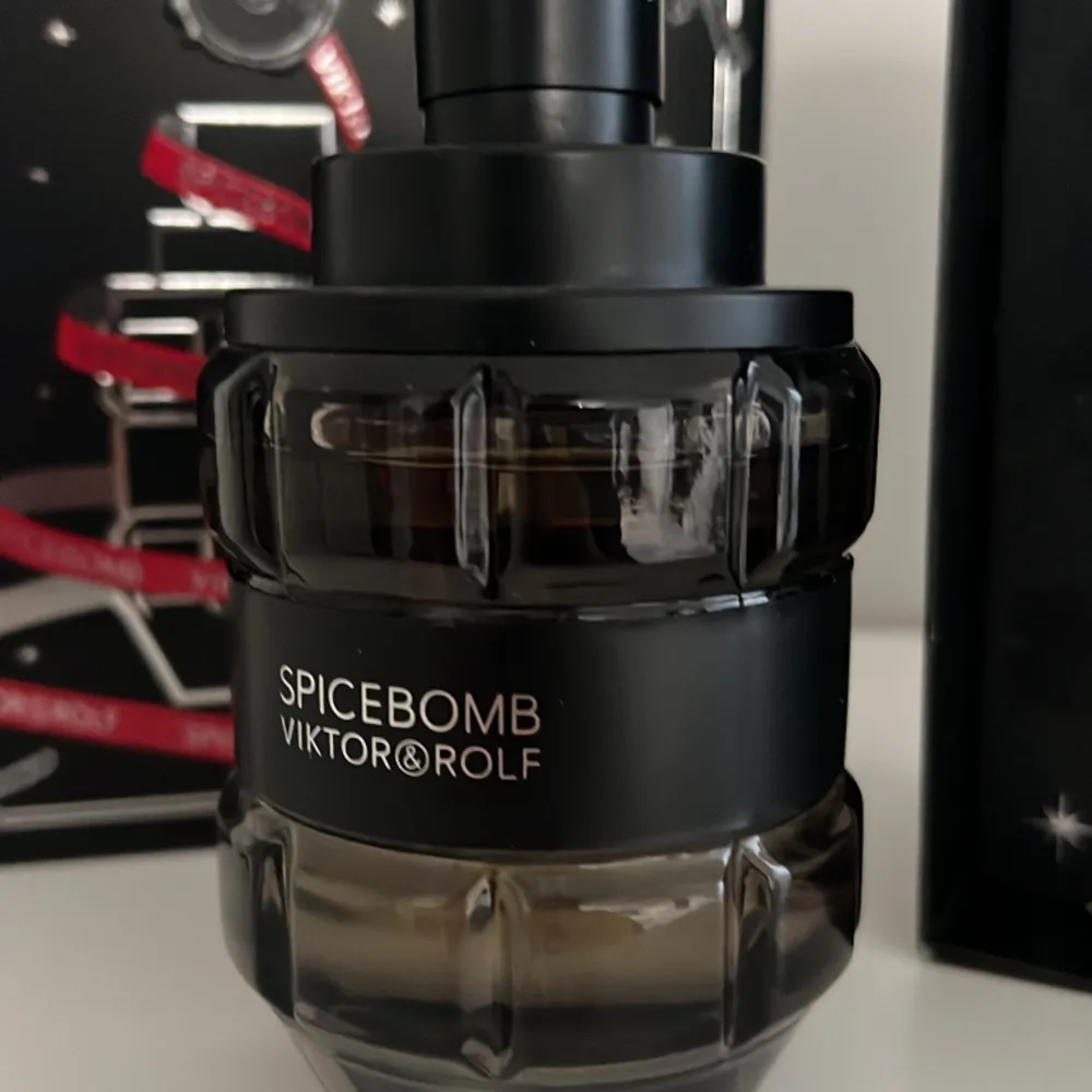 Viktor Rolf spicebomb original. Använd fåtal gånger.  noter av bergamott, rosépeppar, kanel, chili, vetiver och tobak. Gyllene kryddor som chili och saffran och toppas med friska inslag av bergamott och grapefrukt. Perfekt på vintern men även vår. Övrigt.