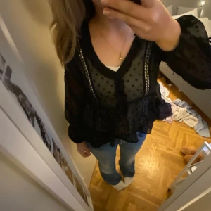 Svart blus  - Svart blus från stradivarius i strl S💞 köpt från sellpy men i jätte bra skick! Blusen är genomskinlig, har därför ett vitt linne under på bilden vilket inte egentligen behövs.