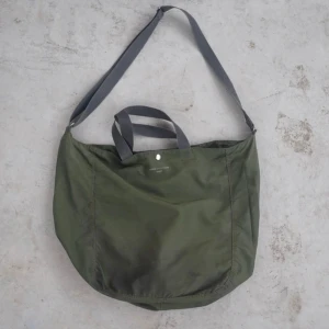Vintage Comme Des Garçons Homme crossbody  - Skön väska från CDG Homme. Direkt importerad från Japan.