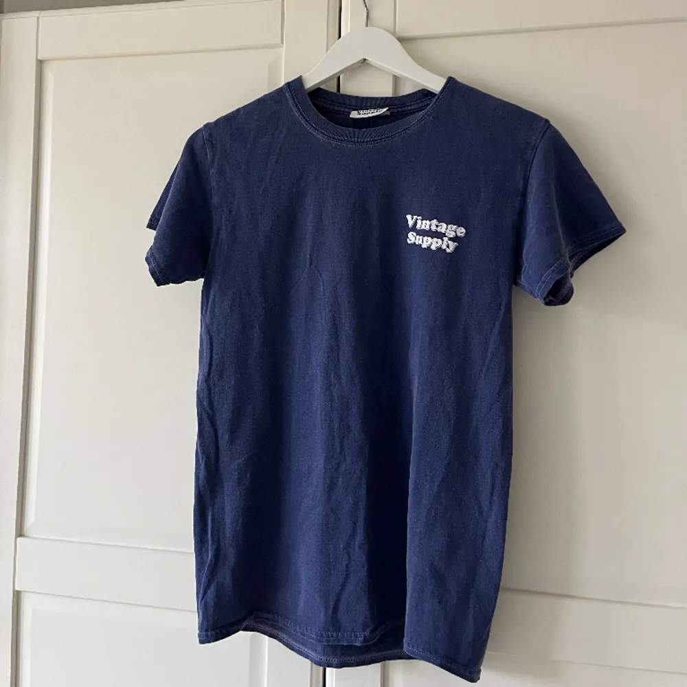 Marinblå T-shirt, knappt använd. T-shirts.