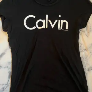 En Calvin Klein T-shirt i tränings material, använd nån gång men i fint skick.