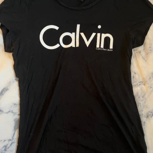 Calvin Klein T-shirt  - En Calvin Klein T-shirt i tränings material, använd nån gång men i fint skick.
