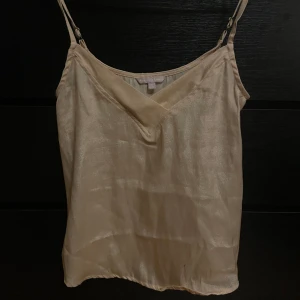 Ljusrosa satinlinne - Ljusrosa satinlinne i storlek XS, passar även S 🙌🏼 Använd ett fåtal gånger, mycket bra skick! 