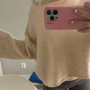 Beige stickad tröja  - Denna fina stickade tröjan säljer jag, den har inte riktigt kommit till användning. Nytt och fint skick!💓kan ta fler bilder!