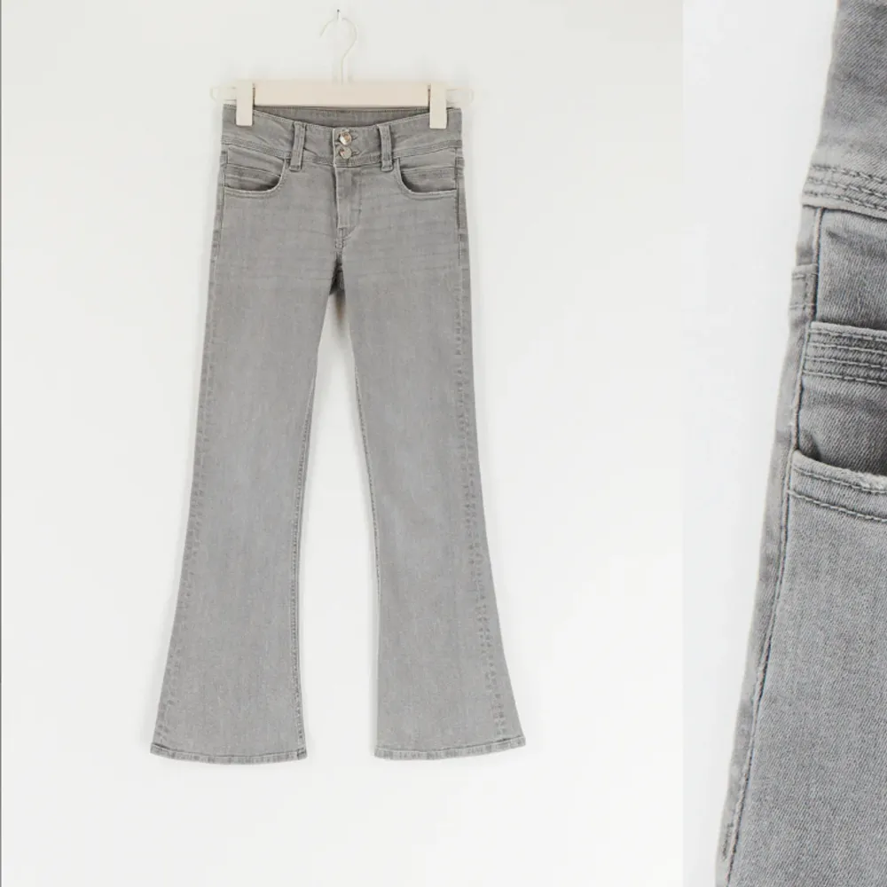 Jag säljer domma jeans i storlek 146. Säljer för att dem inte har kommit till användning. Dem är helt nya med lappen kvar jag har bara testat dem en gång.den kostar 350 nya och jag säljer dem för 200💗. Jeans & Byxor.