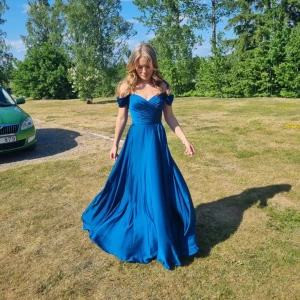 Balklänning - Använd en gång. Inköpt för 3000kr säljer för 1500