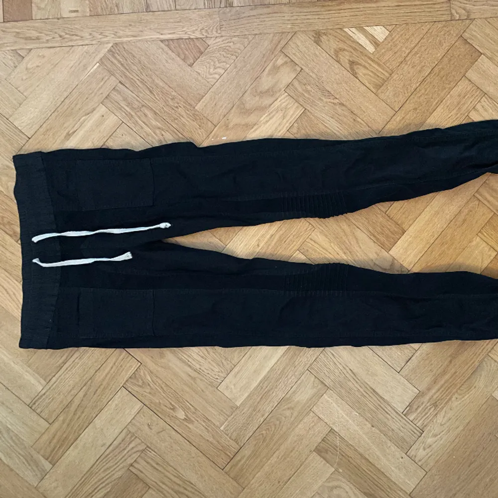 Rick Owens Darkshdw black stretchy pants. Great for a night out. In excellent condition. Women’s size medium.. Jeans & Byxor.