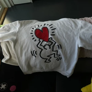keith haring hoodie  - mysig hoodie  storleken står inte men hade gissat på M -L