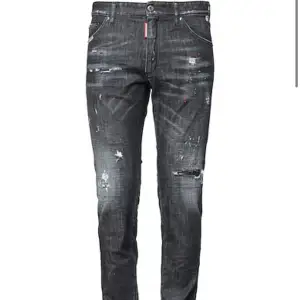 Hej! Säljer dessa jeans i storlek 42, använt ca 2 gånger är som nya vid frågor eller funderingar kom dm OBS dom har inte röda prickar som ni ser på första bilden!