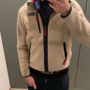 Pantagonia Fleece - Säljer min Patagonia M' S RETRO PILE JACKET flecce för att den är För liten för mig Inga skador, Storlek XS passar ~165cm beroende på vikt. Längd på bilden är 171cm Nypris 1549