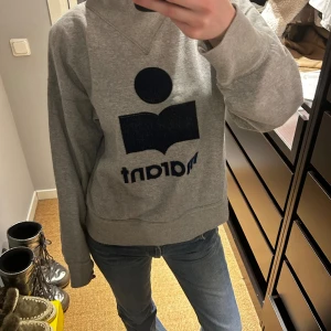 Isabel marant tröja  - Helt slutsåld isabel marant tröja. Tröjan är i nyskick. Trycket är i en jätte fin blå färg. 
