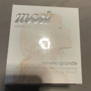 Mod vanilla parfym - Ariana grandes vaniljparfym mod vanilla. Oöppnad på grund av att jag redan har en likadan sedan tidigare.  Säljer den för 300kr, jag köpte den själv för 595kr