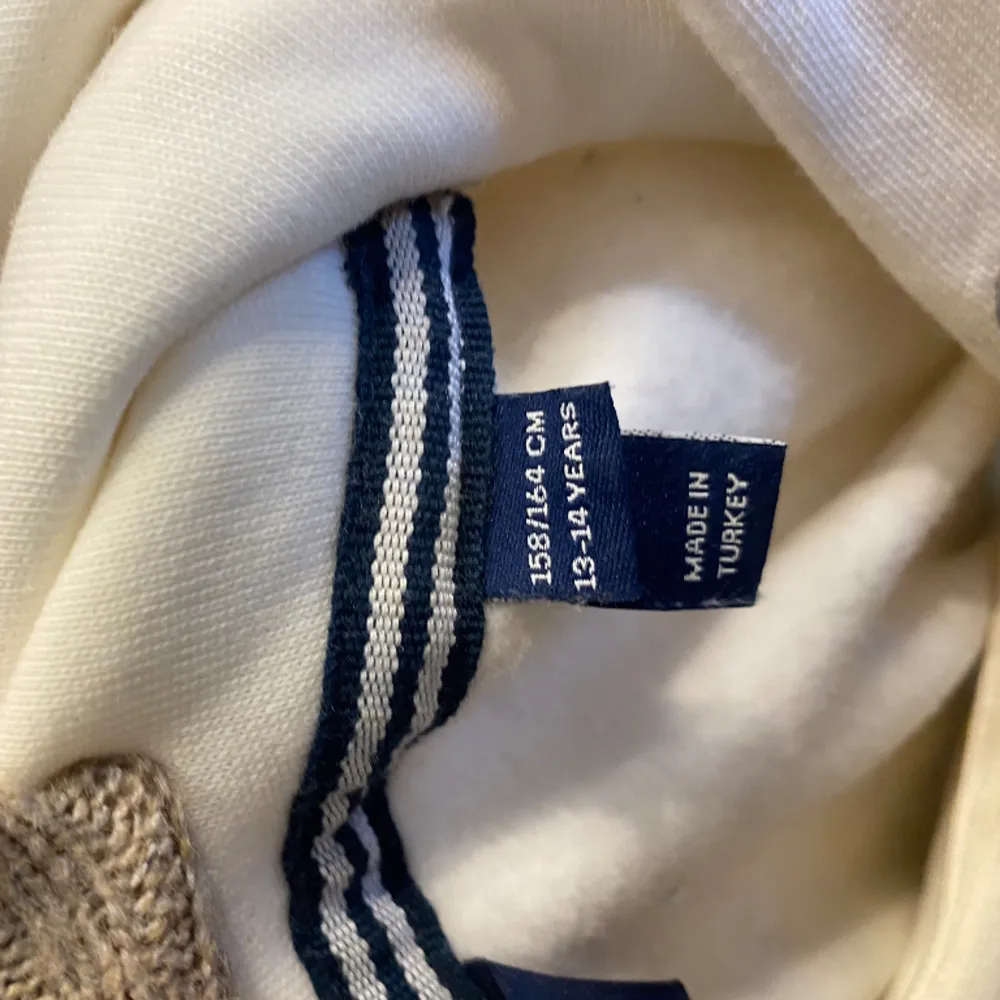 Denna vita hoodien ifrån märket Gant är i storlek XS 158-164 cm (passar mig som bär storlek S!) Använt fåtal gånger. Nypris: 1400kr. Hoodies.
