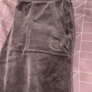 Juicy couture  - Knappt använd och kommer ej till det storlek xs har ej koftan till dåliga bilder på annonser fler bilder oså och bättre kom privat!🤎🤎