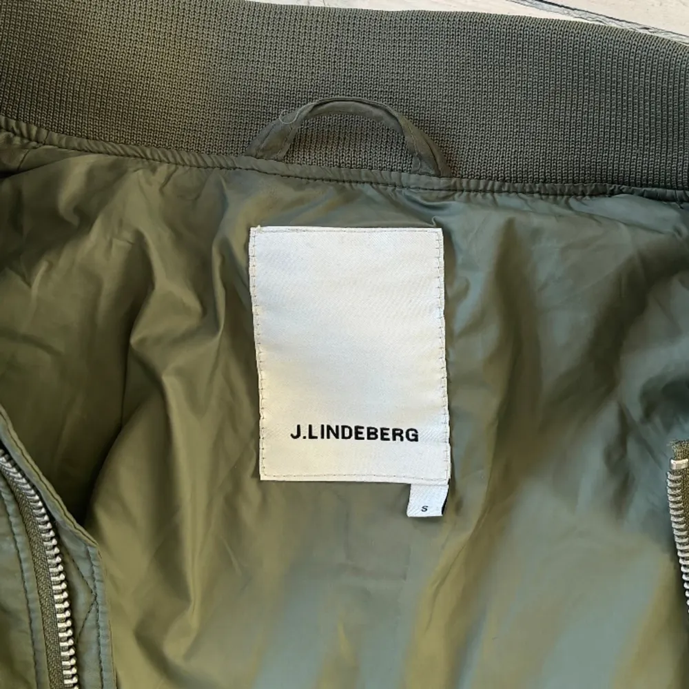Det J.Lindeberg jacka i unik olivgrön färg. Perfekt till grischvåren och sommaren 🤩💲Nypris ca 1500:- | Mitt pris 230:-💲  Kontakta vid frågor! 🗣️. Jackor.