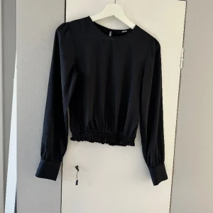 Blus från bikbok  - Jättefin blus från bikbok. Endast använd några få gånger så fint skick! 