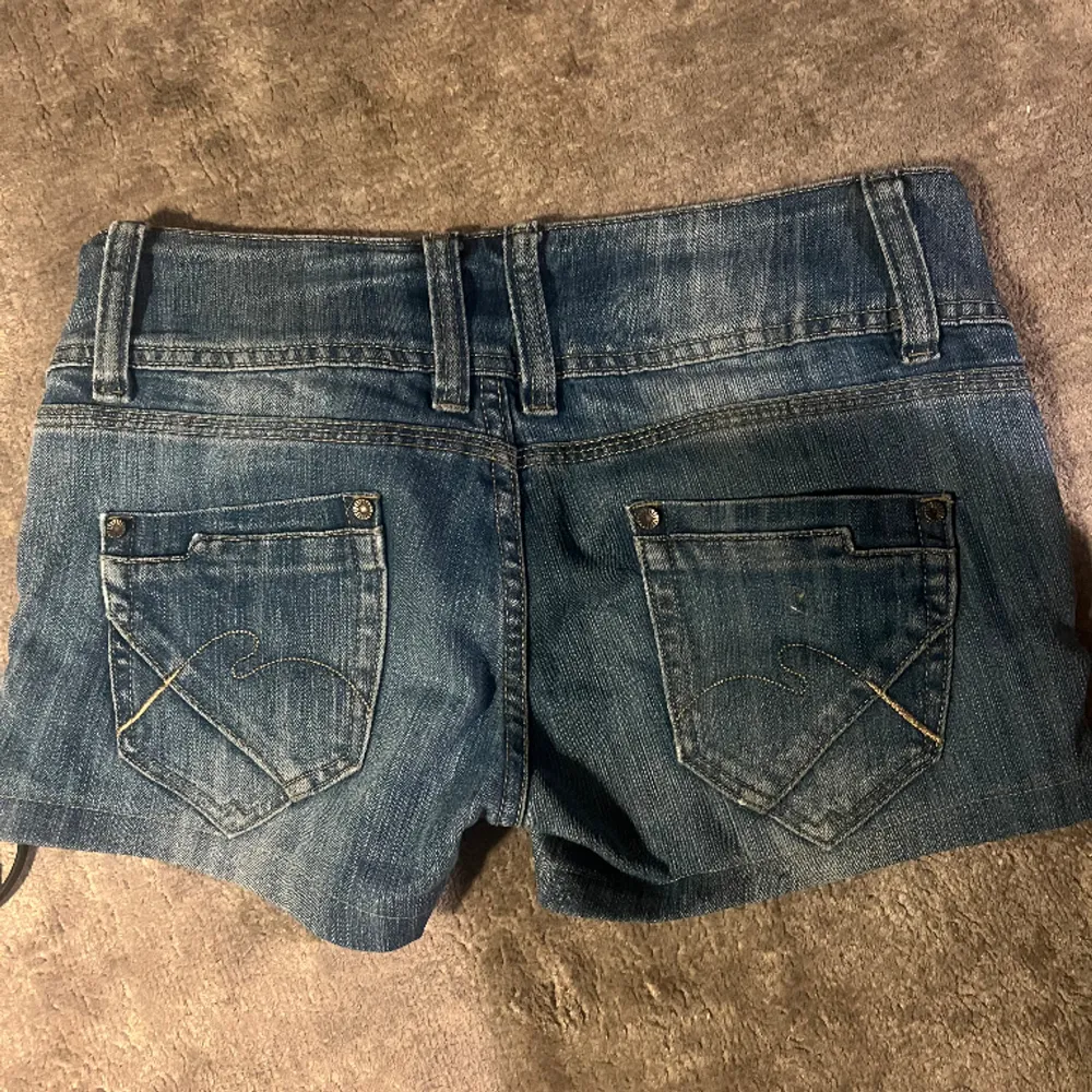 Säljer dessa supersnygga lågmidjade jeansshorts köpta second hand!. Shorts.