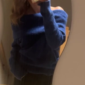 Off shoulder tröja - Stickad off shoulder tröja köpt second hand men som tyvärr ej kommer till användning, skriv vid intresse❤️