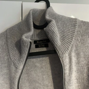 Massimo dutti tröja  - Här har vi en skön och fin tröja ifrån massimo dutti. Det är en blandning av kashmire och merino! Skick 9/10, inga felaktigheter. 