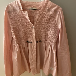 Odd Molly blus  - Rosa blus från Odd Molly. Vet inte storlek men jag har en S och den passar mig💞