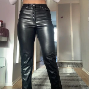 Skinn byxor  - Säljer mina skinn byxor då dom aldrig kom till användning. Storlek 40. Helt i nyskick ❤️