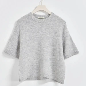 Stickad T-shirt  - Jätte mysig från Gina Tricot, säljer pga för liten☺️ nypris är 299, använd ett fåtal gånger