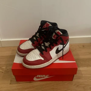 Jordan 1 mid ”Chicago 2020” - Säljer mina Jordan 1 mid då dem längre inte kommer till användning. Köptes 2021 för 3000kr och är i bra skick🌟 