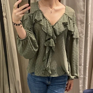 Grön zara topp - Säljer denna as snygga topp från zara 🩷