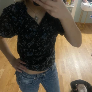Blus - En jättefin blus, skitbra kvalite och köpt i usa , nypris runt 500 kr 💞är i jätte bra skick och knappt använts , skriv för fler bilder pris kan diskuteras!