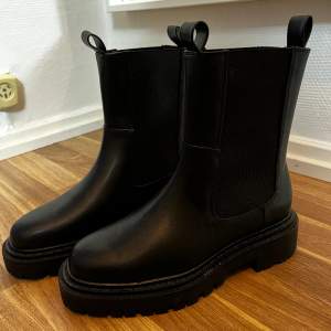 Svarta boots storlek 37.  Som nya då de är endast testade. 