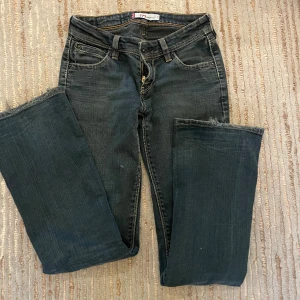 Lågmidjade Levisjeans - Supersnygga levisjeans som är Lågmidjade och bootcut. Säljer då de är små på mig☀️ passar bra i längden på mig som är 170 och är ca storlek 34/xs i midjan