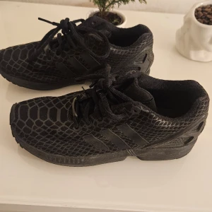 Adidas ZX Flux Techfit damskor - ZX Flux Techfit Skor Färg: Core Black / Core Black / Super Yellow Produktnummer:AF6388 Storlek 36 2/3 Nypris 1200 kr Har inte använt bara testat inomhus. Jag har storlek 37 och den passar mig, så funkar för de som har storlek 36-37 i skostorlek.