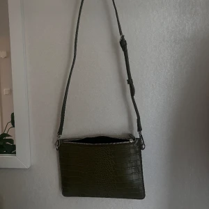 Axelremsväska  - Jättefin oanvänd axelremsväska🤍