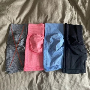Gymshorts - Säljer helt oanvända fyra par gymshorts i olika färger i storlek s. Har de rosa svarta och blåa kvar❤️ Köp ett par för 50 eller alla tre för 130😊