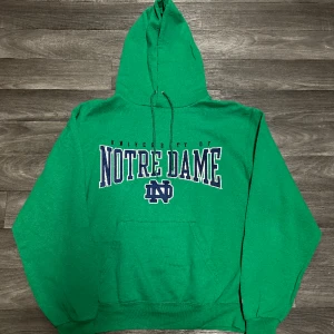 Champion Notre Dame Hoodie - Snygg college Hoodie ifrån Champion i storlek M! Bara att skriva om du undrar över något🙏