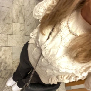 stickad topp - lägger ut min jättefina stickade topp för att se vilket pris jag kan få för den !! köptes för 499kr och finns inte längre att köpa❤️❤️