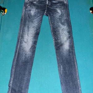 Replay jeans - Feta Replay jeans med najs tvätt, säljer för de sitter för tajt på mig, inte använda alls mycket och inga defekter. Passar någon runt 175cm. Skriv om ni vill ha fler bilder!