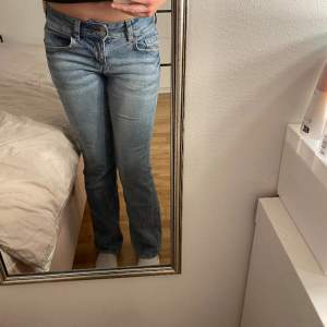 Säljer mina lågmidjade hm jeans som trendade för ett tag sen, då de är för korta för mig som är 173cm. Lite slitna längst ner på ena byxan men inget man lägger märke till💕