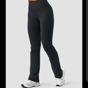 Flare tights  - Iciw nimble flare tights storleks S men super stretchiga, lite nopprigt vid sömnen vid insida lår men ingen man märker av ( därav priset❤️)