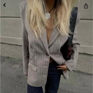 Kappa/blazer 🩷 - Säljer nu min älskade finaste jacka från Nelly, endast för att har behöver pengar just nu. Den är helt ny och använd en gång under en kväll där den hängdes av direkt, pris kan diskuteras självklart! Hör av dig ☺️🩷  Nypris och köpt för 899kr