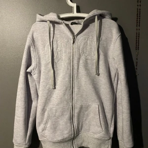 tuttolente hoodie  - egentligen size L men magen e insydd av skräddare, så den sitter nu ungefär som M. passformen ser ni på bilden till höger. använd några få gånger. kp för fler bilder o kolla profilen!