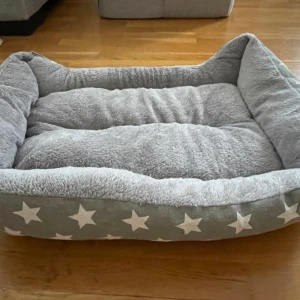 Kattsaker - Hej! Säljer katt/hundsaker, blandannat kammar, kattsand (lite använd), leksaker, bädd, osv. Bädden för 300 kr, från arken zoo. Andra bilden för 200 kr, tredje bilden 300 kr. Allt tillsammans= 750 kr