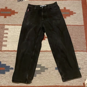 Polar Skate Big Boys  - Ett par svarta polar skate big boys i bra skick. Små slitningar vid fickorna men inget man märker av. 