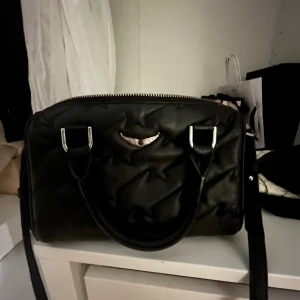 Zadig väska - ASSS SNYGG Zadig väska!!! Den är äkta!! Köptes på en Zadig outlet i Paris för 2400 och dustbag och kvitto finns!! Säljs för att jag har för många väskor!! Älskar den här men hoppas den får mer andväning någon Anann stanns ❤️❤️❤️
