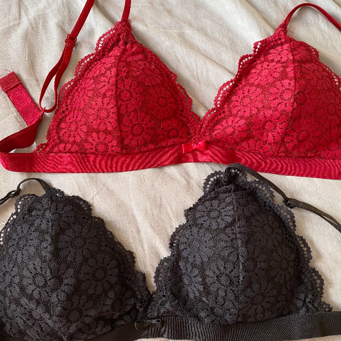 Svart och röd bh