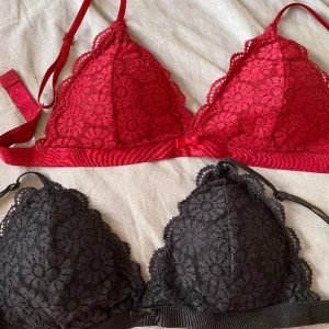 Svart och röd bh  - Helt oanvända bh-ar, lappen visar storleken M men skulle säga att storleken är som 75B
