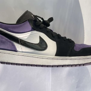 Jordan 1 low court purple - Använd två gånger, boxen och alla tillbehör tillkommer. Skorna är storlek 44,5. Helt äkta, kan mötas upp och även frakta